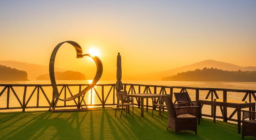 Enjoy your final full day at leisure.
