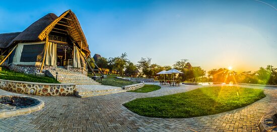 Bush dining experiences are one of the most romantic highlights. Couples dine under the stars in secluded outdoor settings with beautifully arranged tables, lanterns, and gourmet meals.