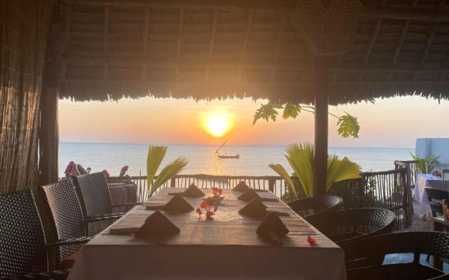 Private Dining and Sunset Moments