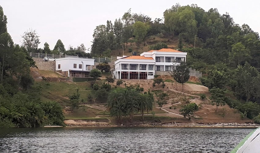 Private Villas and Lakeside Suites
