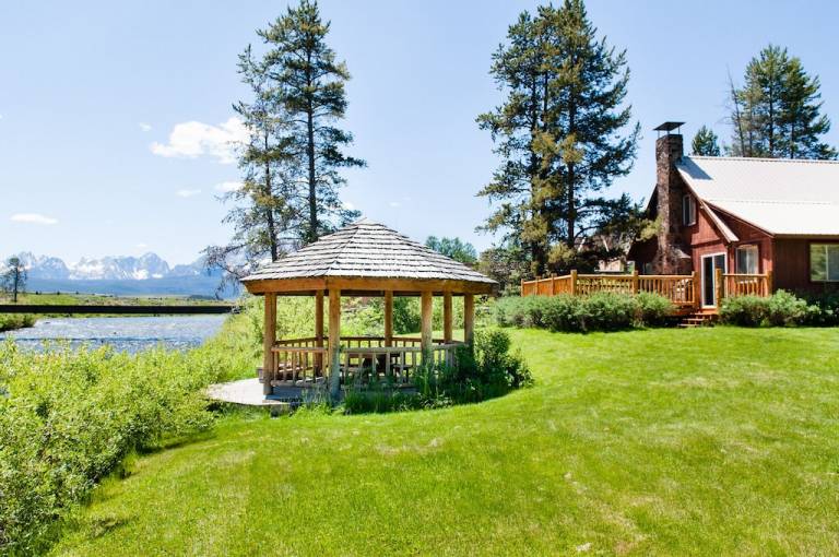 Scenic Lakes and Romantic Retreats